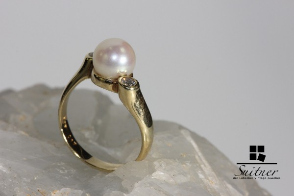 moderner Design Cross Over Ring aus 585 Gold mit 8 mm Perle und Brillanten