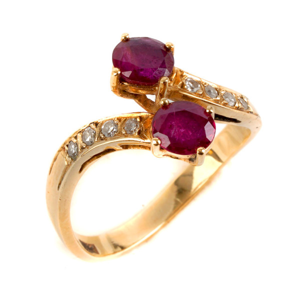 zeitloser Cross over Ring mit 2 Rubinen und Diamanten in 585 Gold