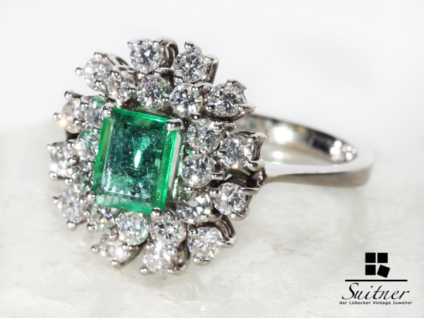 wertvoller 1,50ct. Entourage Smaragd Ring aus Weißgold mit Brillanten