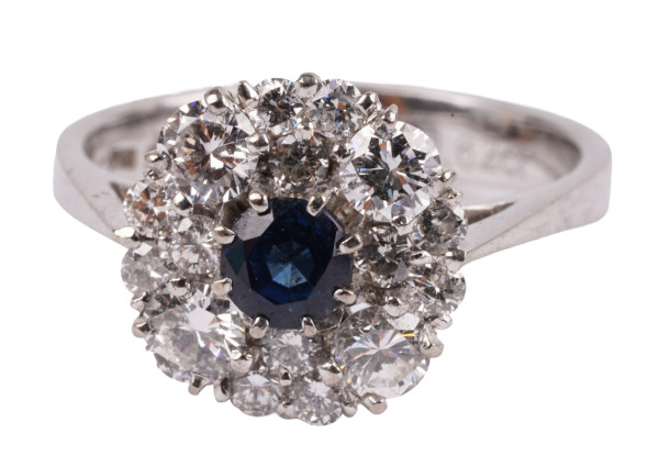 wertvoller 1,77ct. Entourage Ring aus 750 Weißgold mit Saphire und Diamanten