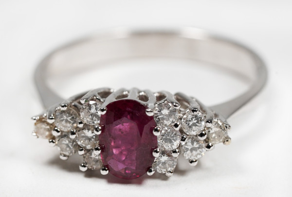 Entourage Ring mit 1,40ct. mit Rubin und Brillanten 585 Weißgold Taubenblut Rot