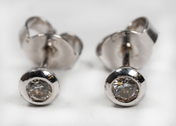 klassische feine 0,16ct Solitär Diamant Ohrstecker aus 585 Weißgold Brillanten