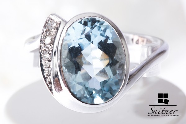 Ring aus Weißgold mit Aquamarin und mit Brillanten 