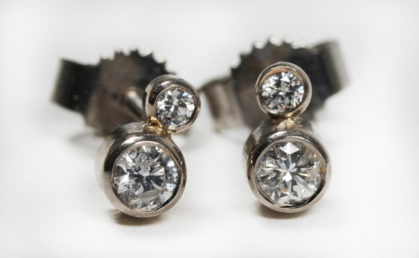 feine moderne Ohrstecker mit 4 Brillanten Diamanten 585 Weißgold Duett