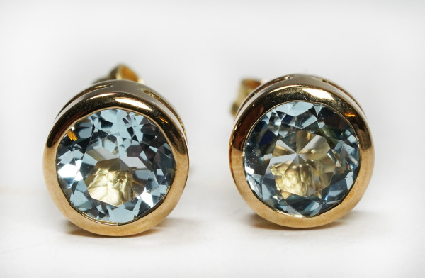 klassische Aquamarin Ohrstecker aus Gold - hellblaue Steine im Brillantschliff rund