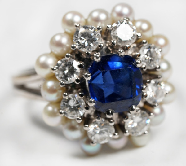 Entourage Ring mit natürlichen Ceylon Saphir, Naturperlen Diamanten mit Gutachten