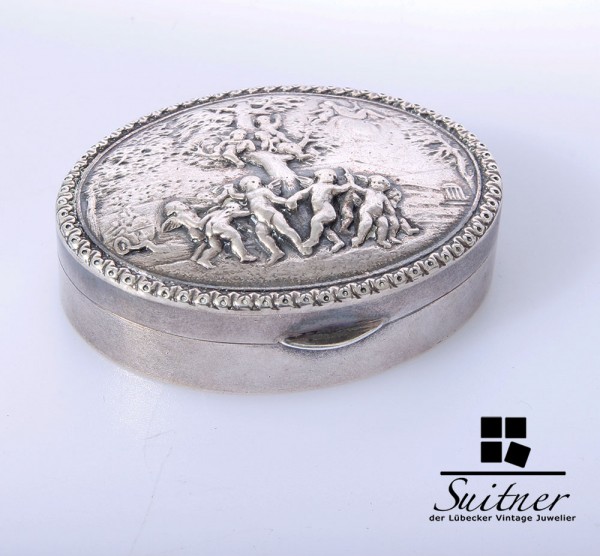 Kleine Pillendose mit Amorettendekor - 925er Silber - um 1900