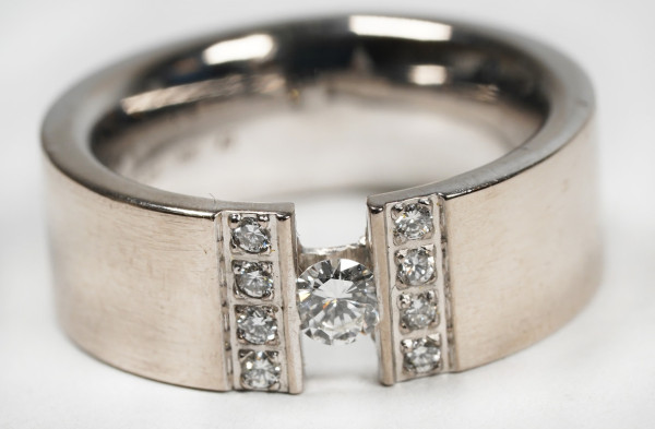 Brillantring aus 585 Weißgold im H-Stil mit 9 Brillanten, Gr. 52 wie Spannring