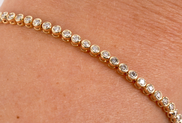 feines Tennisarmband mit 69 Brillanten aus 585 Gold - feiner Luxus 18 cm