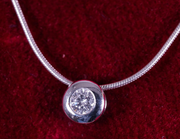 modernes Solitär Collier aus 585 Weißgold mit Brillant im Gleiter CHRIST