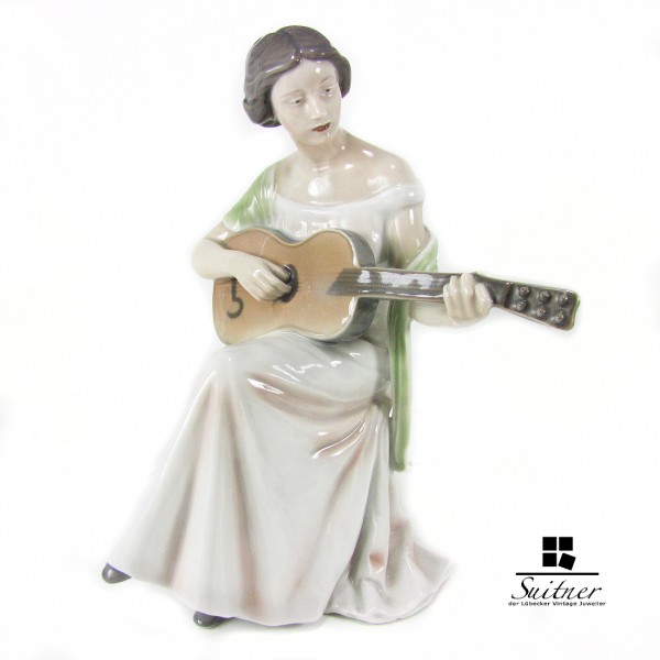 Sitzende Gitarrenspielerin Bing Gröndahl B&G Irmgard Plockross1684