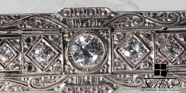 prachtvolle Brosche Diamanten, Wien um 1920 585 Weißgold zus. ca. 0.80 ct.