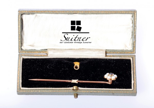Schöne Belle-Epoque-Kravattennadel und Knopflochdekoration aus Gelbgold mit Perlen und Saphir im Etu