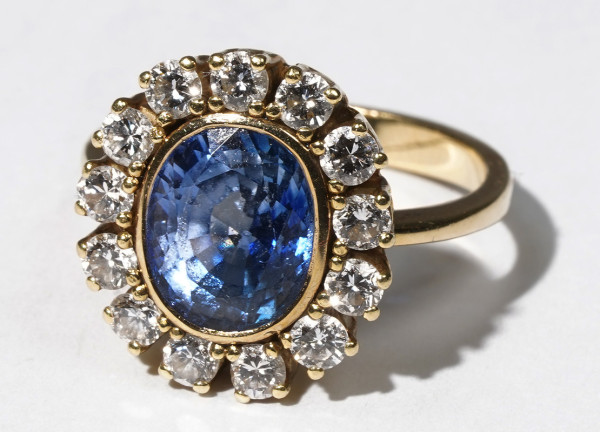 5,25ct. Saphir Brillant Cocktail Ring aus 585 Gold Entourage Cornflower Blue RG 54