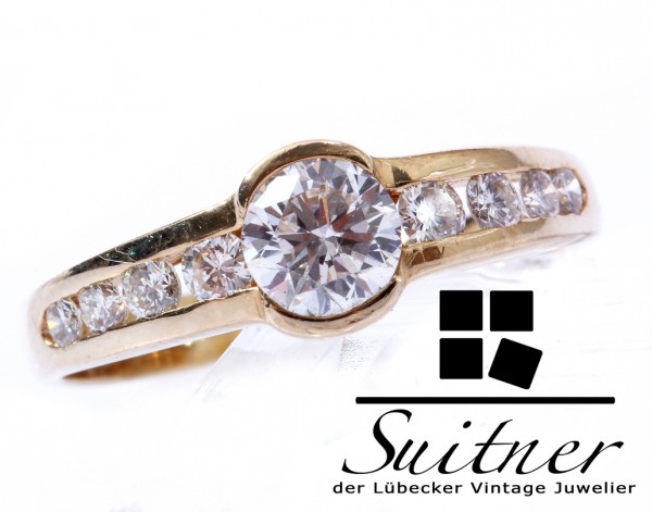 Ring 585 Gold mit 8 Brillanten und Solitär Halbkaräter zus. ca. 0,76 ct. Glitzerstück