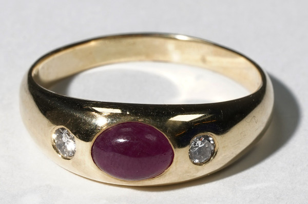 Klassiker 3-Stein-Ring mit Rubin Cabochon und Brillanten aus 585 Gold RG 61