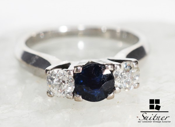 Ring mit 2 Diamanten und Saphir 585 Weißgold zus. ca. 1,15ct. Klassiker