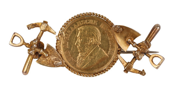 Unikat Gold Brosche eines Goldgräbers mit Goldnuggets, Schaufel, 1/2 Pond 1896 Afrika