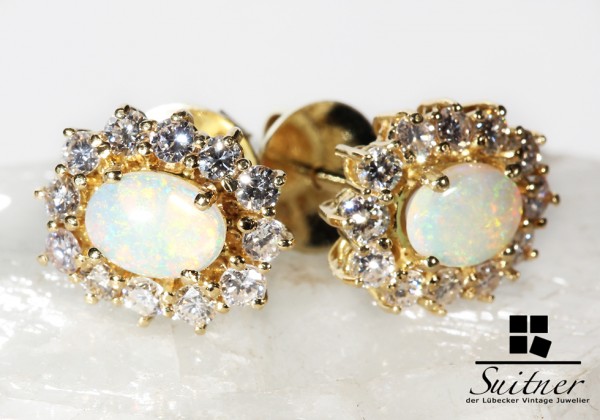 feine Ohrstecker mit Opal und Brillanten aus Gold