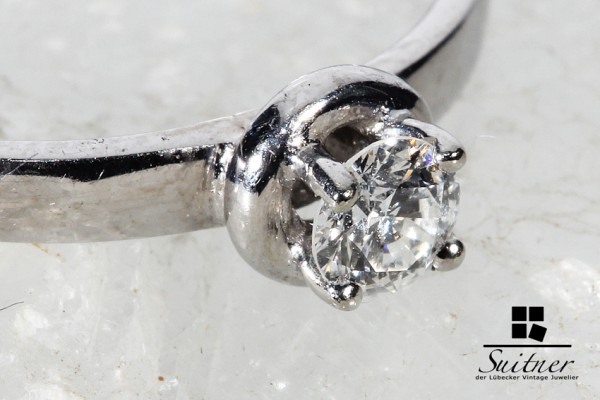 moderner Brillantring in Weißgold mit Brillant von 0,16ct Verlobungsring
