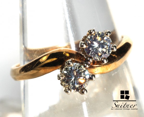 moderner Cross Over Ring 2 lupenreine Brillanten 750 Gold Gutachten