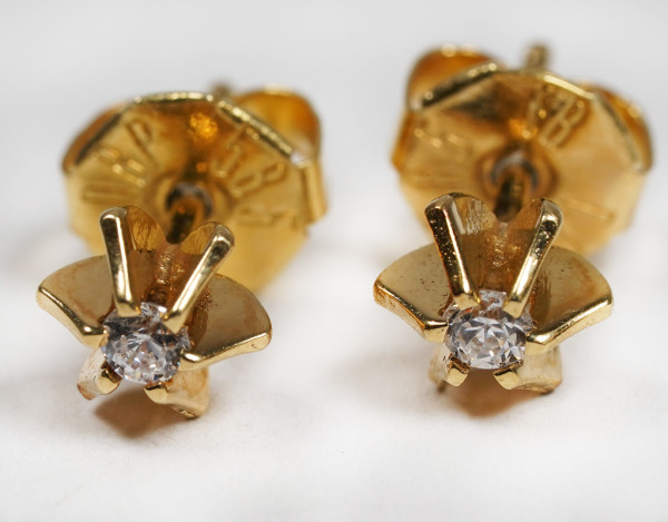 tolle feine 0,13ct Solitär Brillanten Ohrstecker aus 585 Gold Design