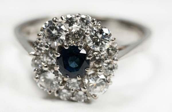 wertvoller 1,77ct. Entourage Ring aus 750 Weißgold mit Saphire und Diamanten