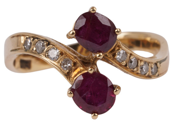 zeitloser Cross over Ring mit 2 Rubinen und Diamanten in 585 Gold