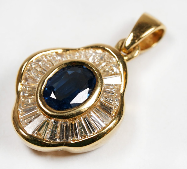 wertvoller 3,00ct. Saphir Diamant Trapezschliff Anhänger 750 Gold Kornblumen Blau