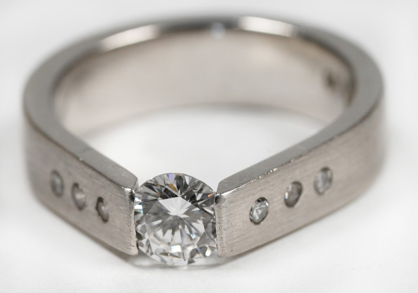 0,60ct. Unikat Spannring aus 950 Platin Brillanten Design Hufeisen Luxus RG52